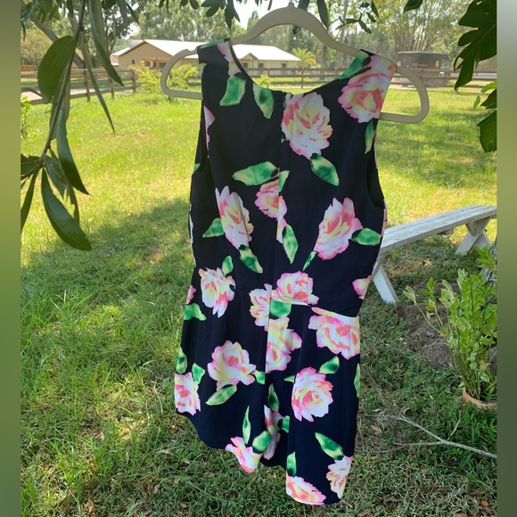 Floral Navy Romper - Picture 2 of 5